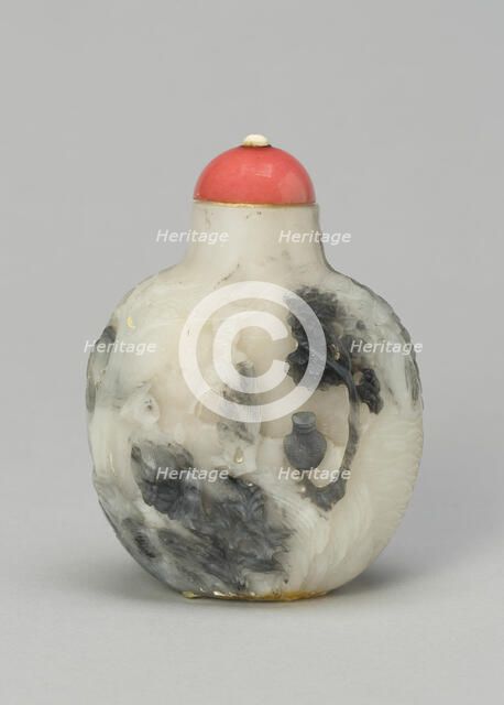 Snuff Bottle with Fishermen, Qing dynasty (1644-1911), 1740-1800. Creator: Unknown.