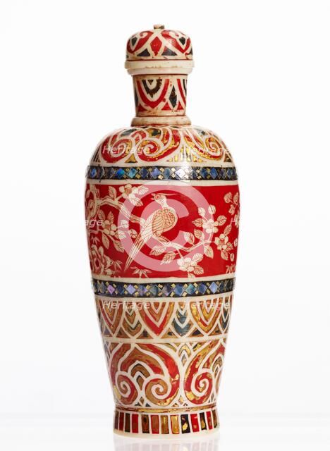 Snuff bottle with lid, 18th century. Creator: Unknown.