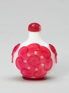 Snuff Bottle with Seven-Petal Flower Heads, Qing dynasty (1644-1911), 1760-1830. Creator: Unknown
