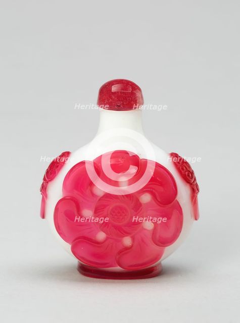 Snuff Bottle with Seven-Petal Flower Heads, Qing dynasty (1644-1911), 1760-1830. Creator: Unknown.