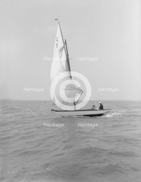 'Snowdrop' sailing under spinnaker, 1911. Creator: Kirk & Sons of Cowes.