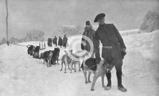 'Sous la direction de notre consul en Alaska, que l'on voit ici la tete d'un attelage..., 1915 (1924 Creator: Unknown.