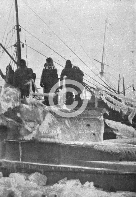'Sous-marin anglais rentrant de croisiere dans la Baltique', c1915. Creator: Unknown.