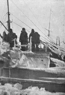 Sous-marin anglais rentrant de croisiere dans la Baltique c1915. Creator: Unknown