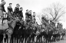 Soldiers saluting while standing on horseback, Fort Sheridan, Illinois, USA, 1920