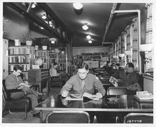 Soldiers reading in the library in Service Club No 1, Fort Sheridan, Illinois, USA, 1943