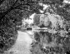 Sonning Lock, Berkshire, 1900. Artist: Henry Taunt