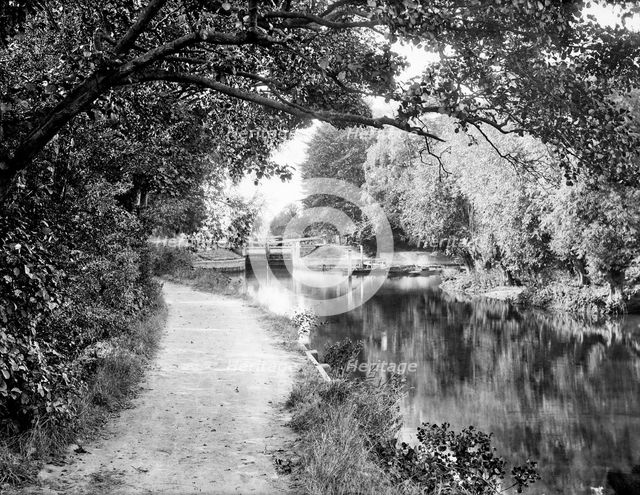 Sonning Lock, Berkshire, 1900. Artist: Henry Taunt.