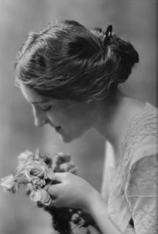 Sauer, Norma, Miss, portrait photograph, 1914 Aug. 15. Creator: Arnold Genthe