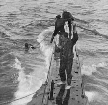 Sauvetages d'allemands; Dans la mer du Nord, un sous-marin britannique recueille..., 1915 (1924). Creator: Unknown