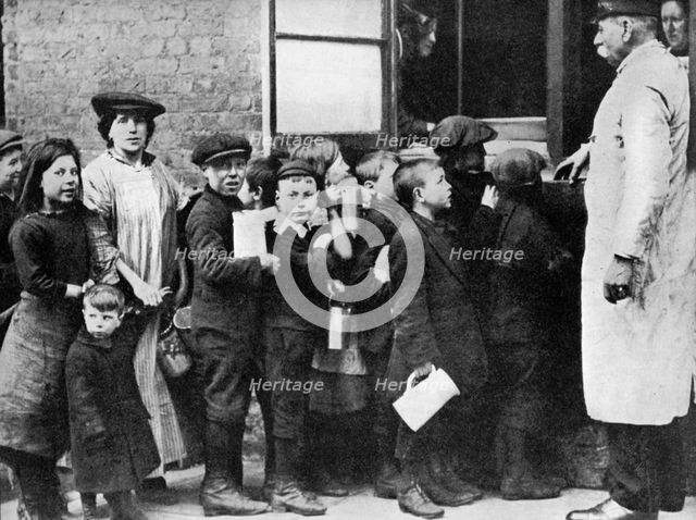 Salvation army communal kitchen, Bermondsey, London, 1917 (1936). Artist: Unknown
