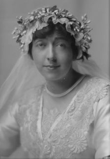 Sampson, R.W., Mrs., portrait photograph, 1914 Nov. 13. Creator: Arnold Genthe