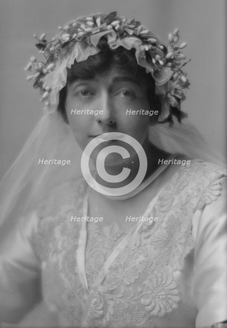 Sampson, R.W., Mrs., portrait photograph, 1914 Nov. 13. Creator: Arnold Genthe.