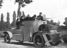 Sans cesse en mouvement, les autos-mitrailleuses blindees harcelent les colonnes allemandes 1914. Creator: Unknown