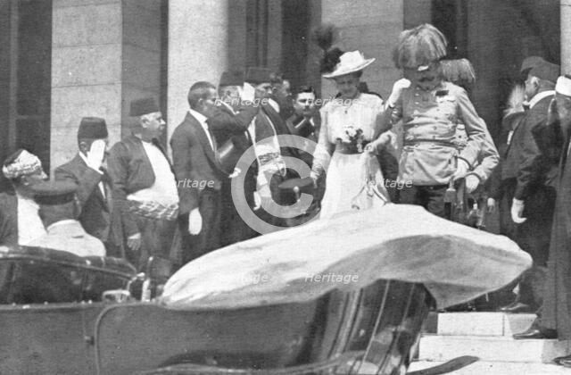 'Sarajevo, Apres le premier attentat: le couple princier quitte l'hotel de ville', 1914. Creator: Walter Tausch.
