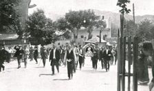 Sarajevo, D'autres manifestants promenent un portrait de Francois-Joseph 1914. Creator: Walter Tausch
