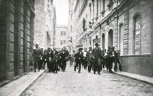 Sarajevo, Des bandes tumultueuses de Croates parcourent les rues 1914. Creator: Ossko