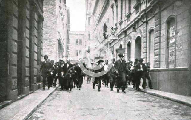 'Sarajevo, Des bandes tumultueuses de Croates parcourent les rues', 1914. Creator: Ossko.