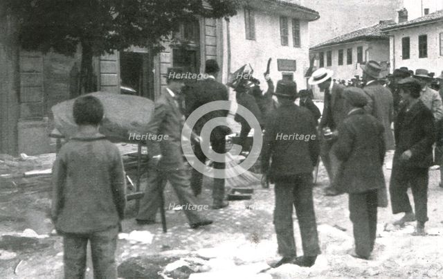 'Sarajevo, Les maisons et magasins serbes sont saccages', 1914. Creator: Walter Tausch.