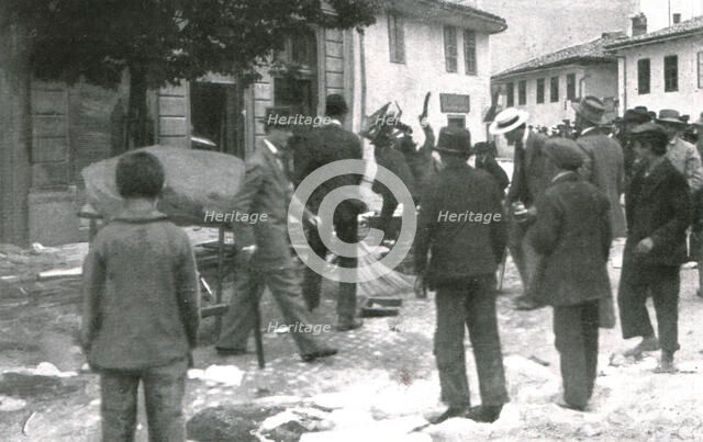 'Sarajevo, Les maisons et magasins serbes sont saccages', 1914. Creator: Walter Tausch.
