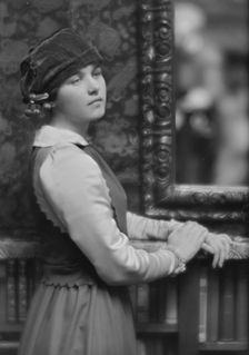 Sargent, Margaret, Miss, portrait photograph, 1916 Jan. 28. Creator: Arnold Genthe