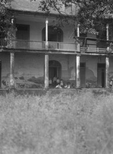 Sarpy plantation below the city of New Orleans, between 1920 and 1926. Creator: Arnold Genthe