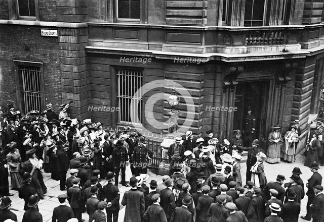 Scene outside Bow Street Magistrates' Court, 1913. Creator: Unknown.
