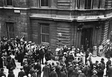 Scene outside Bow Street Magistrates Court, 1913. Creator: Unknown