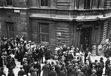 Scene outside Bow Street Magistrates Court, 1913. Creator: Unknown