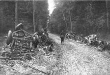 Scenes de Guerre; Sur la route de Soissons a Villers-Cotterets 1914. Creator: Unknown