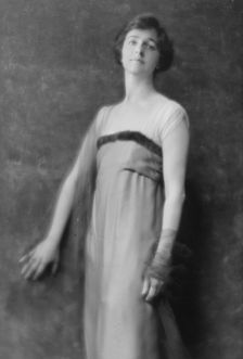 Schaffer, Edward, Mrs., portrait photograph, 1915. Creator: Arnold Genthe