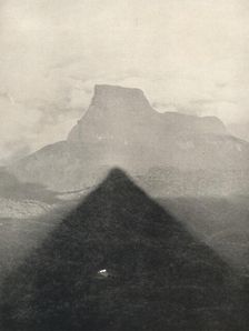 Schatten des Adamspik bei Sonnenaufgang 1926