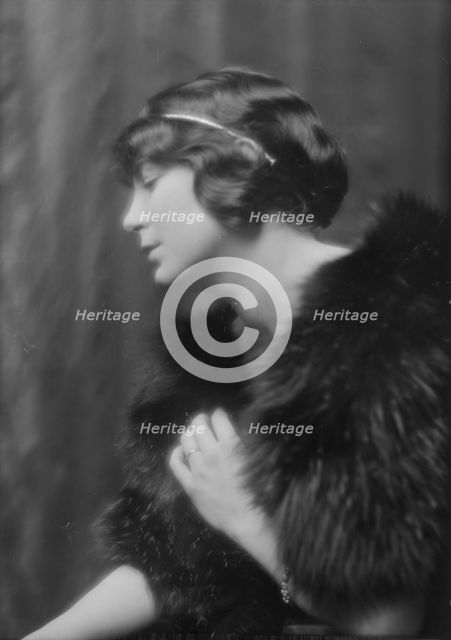 Scheftel, Walter, Mrs., portrait photograph, 1912 Nov. 21. Creator: Arnold Genthe.