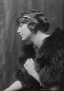 Scheftel, Walter, Mrs., portrait photograph, 1912 Nov. 21. Creator: Arnold Genthe