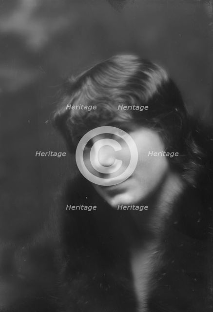 Scheftel, Walter, Mrs., portrait photograph, 1912 Nov. 21. Creator: Arnold Genthe.