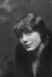 Scheftel, Walter, Mrs., portrait photograph, 1912 Nov. 21. Creator: Arnold Genthe