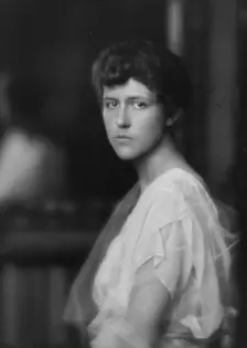 Scheld, Miss, portrait photograph, 1915. Creator: Arnold Genthe