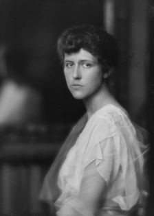 Scheld, Miss, portrait photograph, 1915. Creator: Arnold Genthe