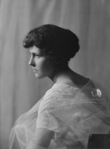 Scheld, Miss, portrait photograph, 1915. Creator: Arnold Genthe