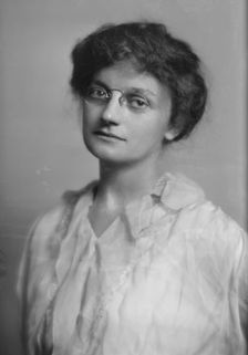 Schimmelfeng, Frances, portrait photograph, 1914 Dec. 3. Creator: Arnold Genthe