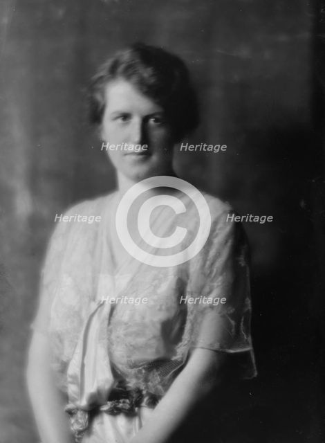 Schoonmaker, G.V., Miss, portrait photograph, 1914 Dec. 1. Creator: Arnold Genthe.