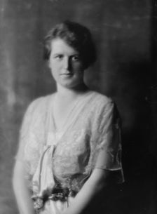 Schoonmaker, G.V., Miss, portrait photograph, 1914 Dec. 1. Creator: Arnold Genthe