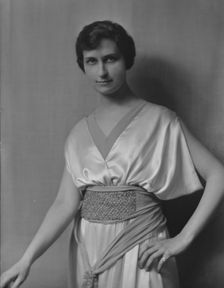 Scholle, E., Miss, portrait photograph, 1917 May 7. Creator: Arnold Genthe