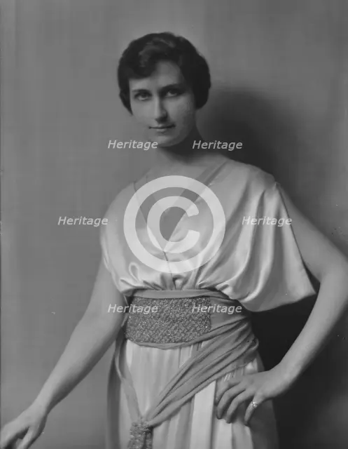 Scholle, E., Miss, portrait photograph, 1917 May 7. Creator: Arnold Genthe.