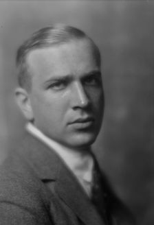 Schniewind, E.H., Mr., portrait photograph, 1915 Sept. 21. Creator: Arnold Genthe