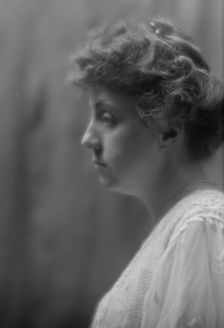Schwan, L.M., Mrs., portrait photograph, 1913 Apr. 7. Creator: Arnold Genthe