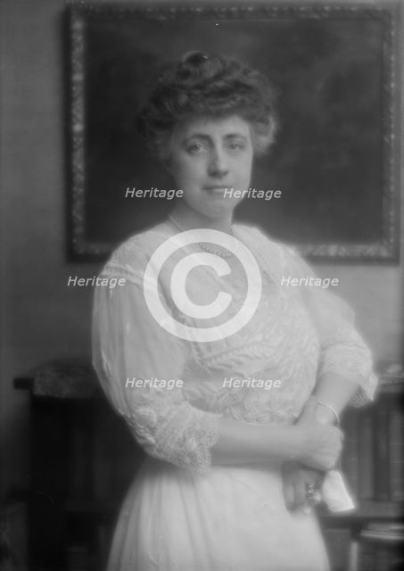 Schwan, L.M., Mrs., portrait photograph, 1913 Apr. 7. Creator: Arnold Genthe.