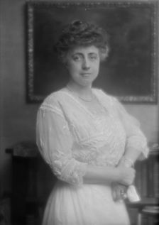 Schwan, L.M., Mrs., portrait photograph, 1913 Apr. 7. Creator: Arnold Genthe