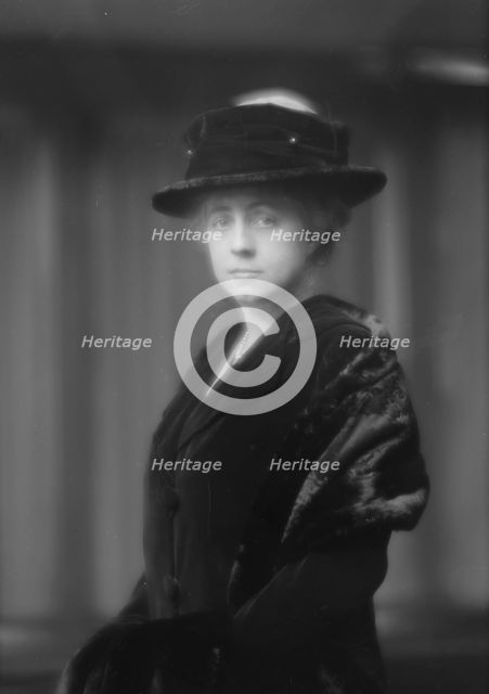Schwan, L.M., Mrs., portrait photograph, 1913 Apr. 7. Creator: Arnold Genthe.