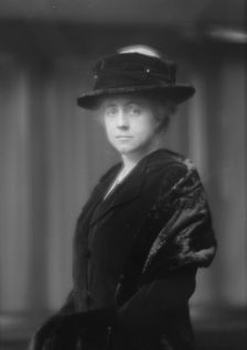 Schwan, L.M., Mrs., portrait photograph, 1913 Apr. 7. Creator: Arnold Genthe